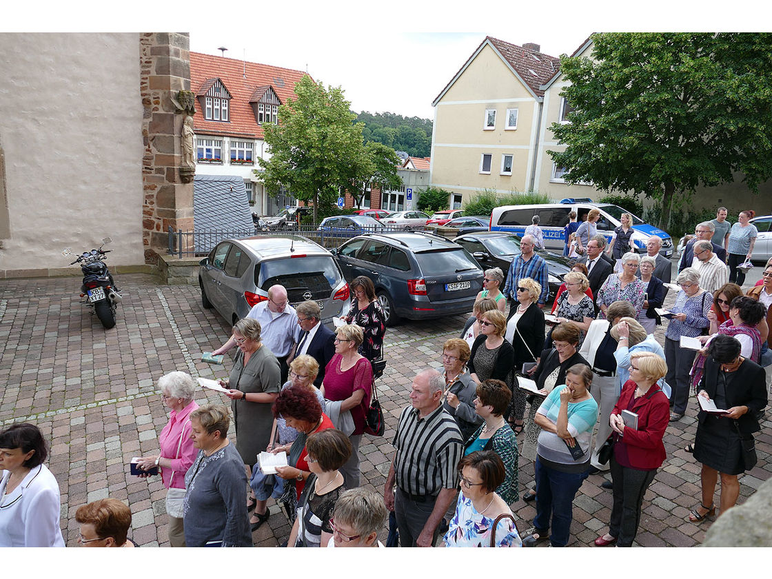 Fronleichnamsprozession durch die Straßen von Naumburg (Foto: Karl-Franz Thiede)